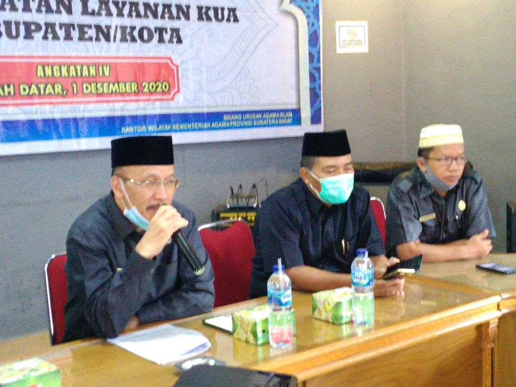 Ka Kanwil Kemenag Sumbar H. Hendri didampingi Ka Kankemenag Kabupaten Tanah Datar H. Syahrul dan Kasi Bimas H. Alinardius membuka secara resmi Bimtek peningkatan layanan KUA Kabupaten Kota angkatan IV di Kantor Walinagari Lima Kaum Kabupaten Tanah Datar S